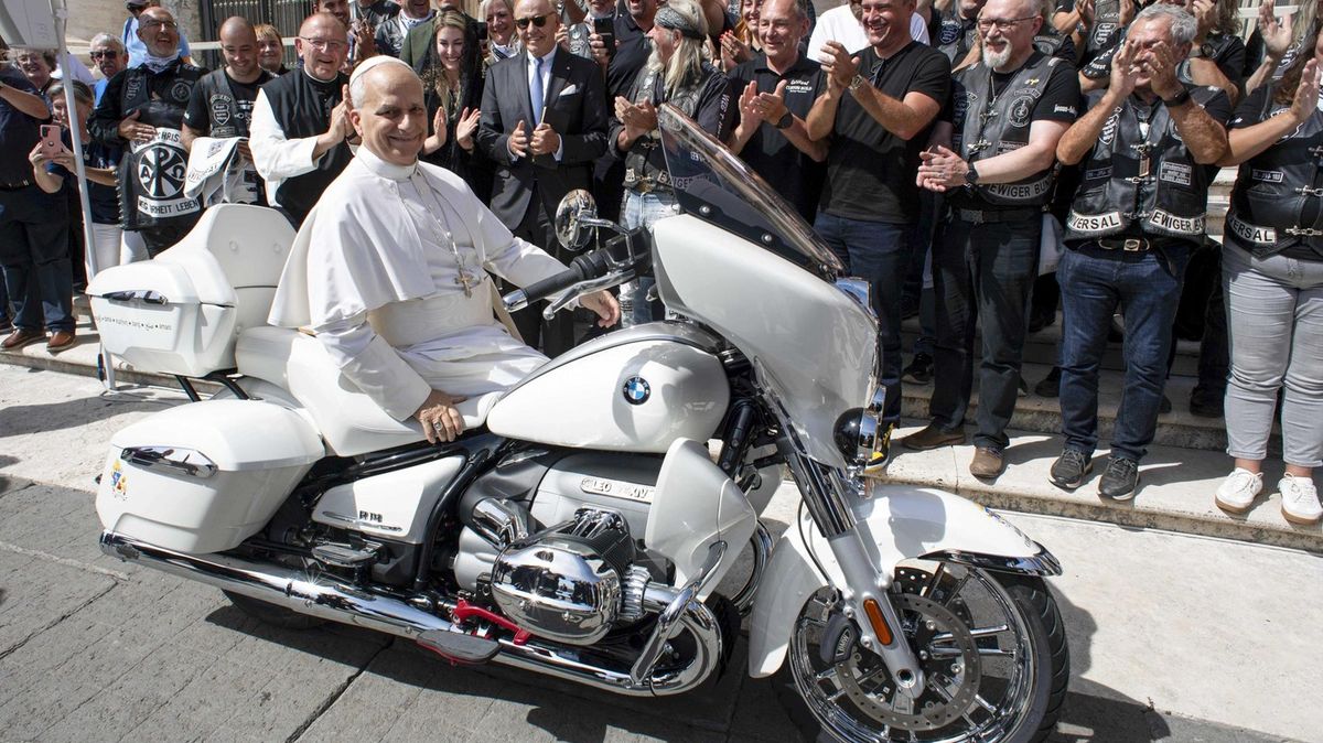 Motocykl podepsaný papežem Lvem XIV. se vydražil za 130 000 eur